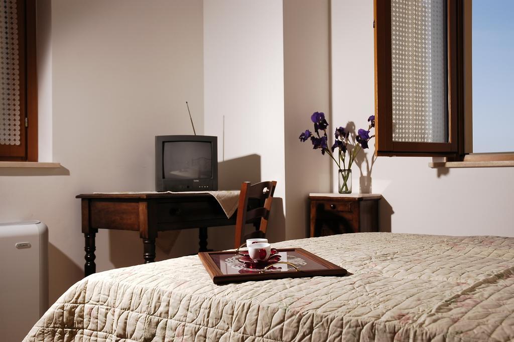 Briciola Di Sole Guest House Grottammare Room photo
